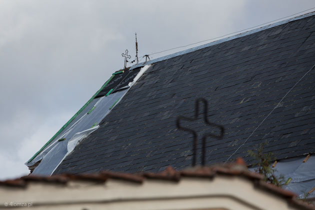Prace na dachu kościoła Braci Mniejszych Kapucynów w Łomży