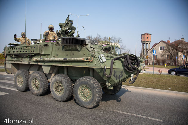 Amerykańscy żołnierze jadący wozem Stryker przez Łomżę. (fot. 25 marca 2015 r.)