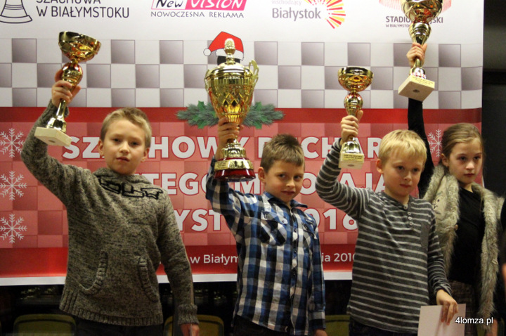 od lewej: Bartosz Chełstowski, zwycięzca Jakub Nikołajuk, trzeci w turnieju Maryan Zhukevich i czwarta Klara Szczotka