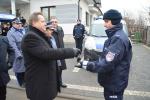 Wiceminister Jarosław Zieliński przekazuje policjantom z Szumowa kluczyki do nowego radiowozu (fot. KWP Białystok)