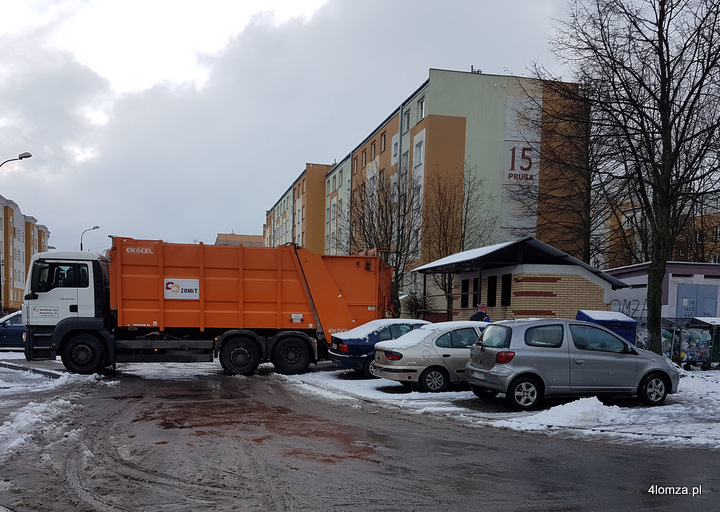 Ekipa MPGKiM odbiera śmieci z osiedla ŁSM