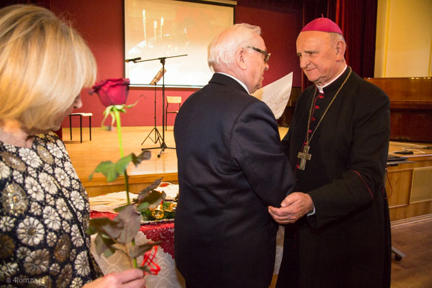 Bp Stanisław Stefanek otrzymuje tytuł honorowego członka TPZŁ z rąk prezesa TPZŁ Zygmunta Zdanowicza, różę trzyma prezes łomżyńskiego oddziału TPZŁ Krystyna Michalczyk – Kondratowicz