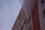 Foto: Gęsty dym z okna na klatce schodowej