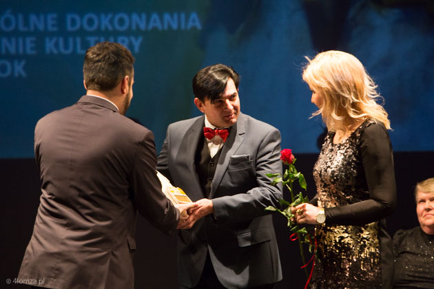 Śpiewak Operowy Jacek Szymański otrzymuje Nagrodę z rąk prezydenta Łomży  Mariusza Chrzanowskiego i wiceprezydent Agnieszki Muzyk