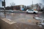 Foto: Strumienie wody na ul. Zawadzkiej, widać jak wypływa woda ze studzienki telekomunikacyjnej