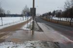 Foto: Strumienie wody na ul. Zawadzkiej, widać jak wypływa woda ze studzienki telekomunikacyjnej