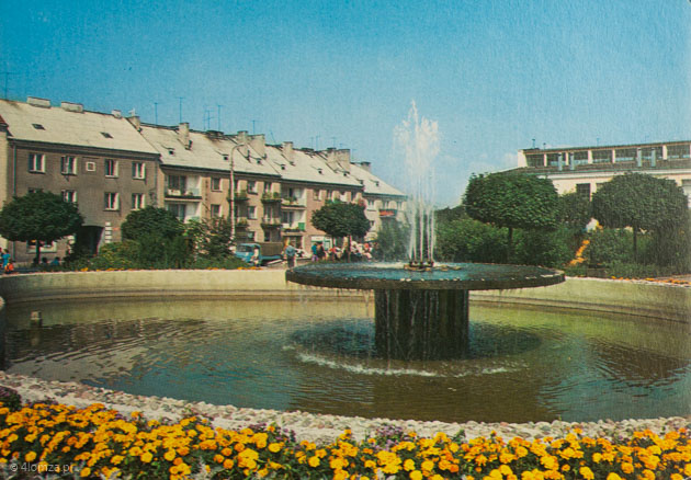Stary Rynek (ówczesny plac Tadeusza Żeglickiego), fontanna 1979 (pocztówka z kolekcji Krzysztofa Jadackiego)