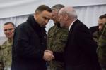 Foto: Prezydent Andrzej Duda i Minister Obrony Narodowej Antoni Macierewicz składają sobie życzenia świąteczne