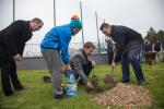 Foto: Pod okiem wicedyrektora Jerzego Włodkowskiego prezydenci sadzą pierwsze drzewki
