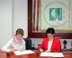 Podpisywanie umowy: od lewej: Jolanta Nikścin - dyrektor Zespołu Szkół CKR w Suwałkach oraz Beata Orzołek - dyrektor POR ARiMR w Łomży
