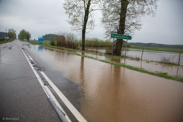 Częściowo zalana droga krajowa 61