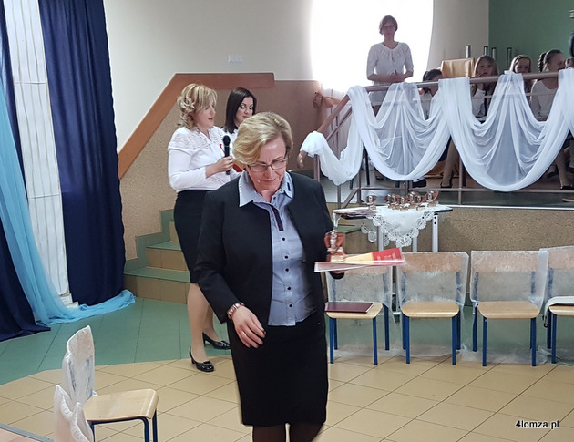 Wiesława Kłosińska, dyrektor Biblioteki w Podgórzu otrzymała statuetkę przyjaciela szkoły w Podgórzu
