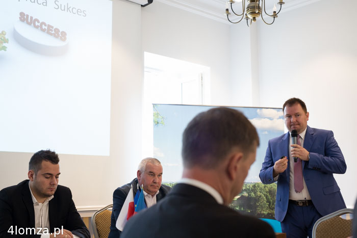Od lewej: Mariusz Chrzanowski prezydent Łomży, Kazimierz Gwiazdowski, poseł, były etatowy asystent Chrzanowskiego i Dariusz Budrowski także już były etatowy doradca prezydenta Łomży (fot. październik 2015 r.)