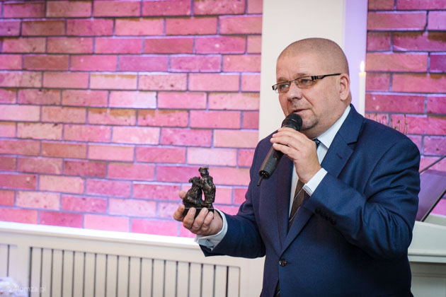 Jacek Łukaszewicz, prezes Krajowej Rady Lekarsko-Weterynaryjnej wręcza statuetkę Rocha