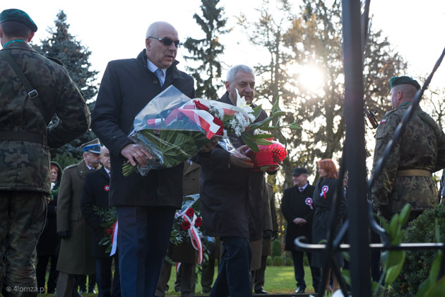 Kwiaty składa Lech Szabłowski i Jarosław Kulesza