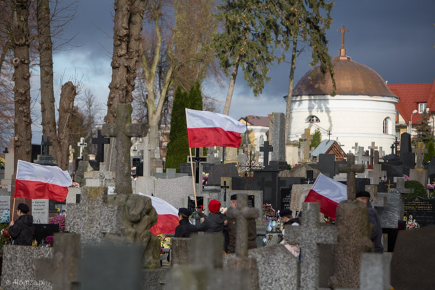 Flagi biało-czerwone na cmentarzu przy ul. Kopernika