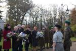 Foto: Zebrani goście pod tablicą pamięci Romana Dmowskiego w Drozdowie