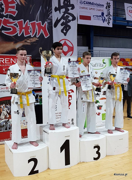 Najlepsi zawodnicy w kategorii junior młodszy - 50 kg - na najwyższym podium Ahmed Debizov, na trzecim miejscu Wiktor Kacprzyk z ŁKK