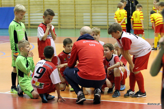 Piłkarze MŁKS-u w rozmowie z trenerem Jackiem Lisem podczas wygranego półfinału z Jagiellonią Białystok