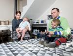 Foto: Magdalena i Andrzej Rogińscy z dziećmi w nowym domu