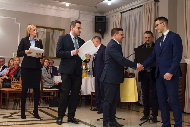 Andrzej Modzelewski gratuluje  Piotrowi Bejenka