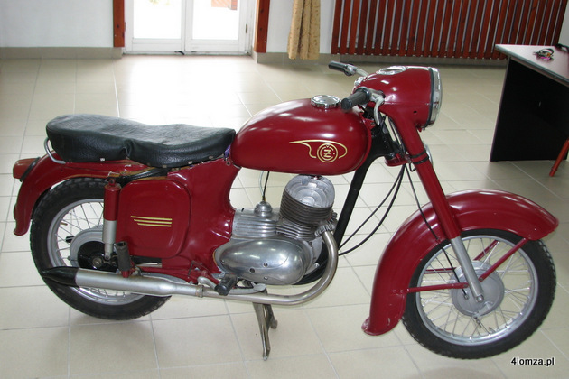 unikatowy motocykl „ČZ” 175 z 1961 roku, z dwiema rurami wydechowymi – odrestaurowany przez uczniów „Mechaniaka”