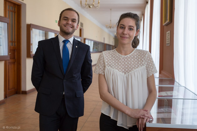 Maturzyści: Weronika Nieciecka i Eryk Mroczko na korytarzu I LO w Łomży