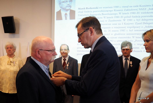 Prezes IPN dr Jarosław Szarek wręcza Krzyż Wolności i Solidarności Markowi Rutkowskiemu (fot. IPN o. Białystok)