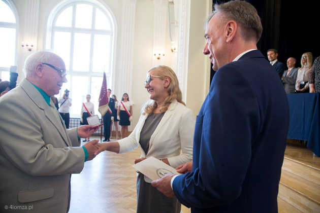 Anna Archacka, dyrektor Muzeum Przyrody w Drozdowie odbiera medal z rąk Zygmunta Zdanowicza i Jerzego Łuby