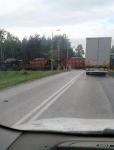 Foto: Pociąg towarowy przekracza drogę krajową nr 63 Łomża - Zambrów. Szlabany są w górze. Nawet sygnalizator nie działa.