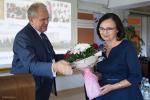 Foto: Kwiaty od dyrektora szpitala Romana Nojszewskiego dla Halina Gromek, pielęgniarki oddziałowej