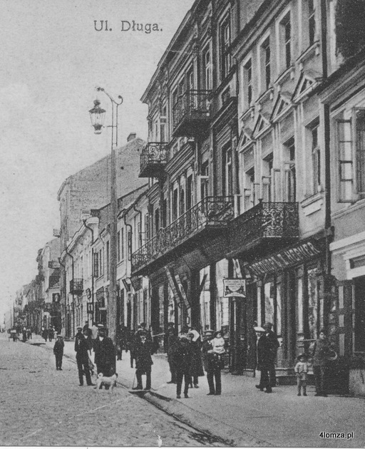 W prawym dolnym rogu szyld sklepu Hepnerów na ulicy Długiej. Rok 1915. Zbiory Muzeum Pólnocno-Mazowieckiego w Łomży.