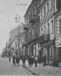 W prawym dolnym rogu szyld sklepu Hepnerów na ulicy Długiej. Rok 1915. Zbiory Muzeum Pólnocno-Mazowieckiego w Łomży.