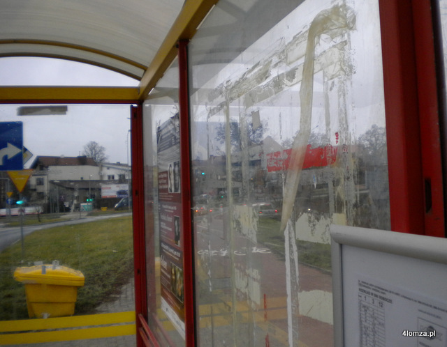 Szpetne ślady po taśmach i kleju na szybach przystanków autobusowych są dobrze widoczne (fot. Czytelnik)