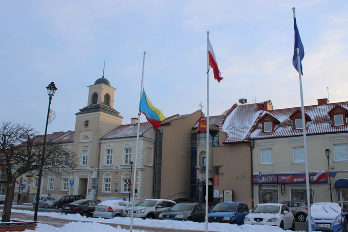 Flaga Łomży opuszczona do połowy masztu na znak żałoby po tragicznej śmierci prezydenta Gdańska Pawła Abramowicza (fot. UM Łomża)