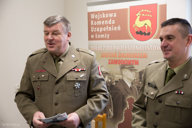 Major Marek Dziemiańczuk, szef wydziału rekrutacji WKU i porucznik Sylwester Liszewski.