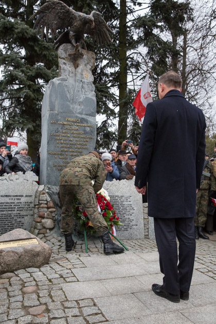 Prezydent Andrzej Duda skałada wieniec