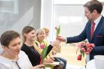 Foto: Wiceprezydent Andrzej Garlicki wręcza kwiaty