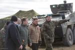 Foto: Prezydent RP Andrzej Duda i minister Obrony Narodowej Mariusz Błaszczak oglądają sprzęt wojskowy