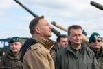 Foto: Prezydent RP Andrzej Duda i minister Obrony Narodowej Mariusz Błaszczak oglądają sprzęt wojskowy