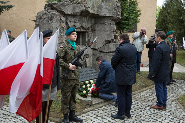 Prezydent Łomży Mariusz Chrzanowski i wiceprezydenci składają kwiaty