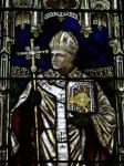 Błogosławiony Lanfranck z Canterbury (1005 – 1089)

c.d. W 1067 roku papież Aleksander II zamianował Lanfrancka biskupem w Rouen. Zdołał się jednak w swojej pokorze wymówić. Po podboju Anglii przez Wilhelma (zwanego odtąd Zdobywcą) , w 1066 roku, zaproponował Lanfrancka na stolicę prymasowską w Canterbury. Rzym się zgodził. Trudniej jednak było  o zgodę Błogosławionego. By jednak nie komplikować sprawy, ofiarowaną sobie godność wreszcie przyjął w 1070 roku. Okazało się, że rządy te nie były łatwe. Najpierw powstały trudności z metropolią Yorku, której arcybiskup Tomasz  nie chciał Lanfrancka uznać swoim zwierzchnikiem. Co więcej zbuntował   przeciwko prymasowi, również biskupów Worcester, Lichlield i Rochester. Sprawa oparła się o Rzym. Papież Aleksander II zwołał tego samego jeszcze roku (1070), synod do Windsoru, gdzie przez swojego kardynała Huberta przyznał arcybiskupom Canterbury prawa prymasów Anglii.