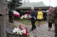 Poseł PiS Lech Antoni Kołakowski w towarzystwie radnych PiS składa kwiaty