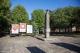 Park z pomnikiem „Trzech Pokoleń” w centrum Stawisk