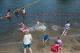 Dzieci bawiące się w wodach Narwi.  Wówczas jeszcze nad ich bezpieczeństwem czuwali ratownicy.