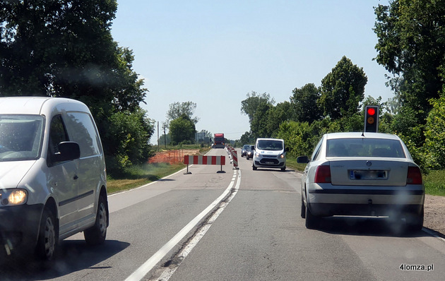 Zwężenie na drodze do Śniadowa w okolicy skrzyżowania z drogą do Boguszyc