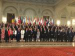 Foto: Grupowe zdjęcie uczestników 61. Sesji Plenarnej Konferencji Komisji ds. Unijnych Parlamentów Unii Europejskiej (COSAC), która odbyła się w Bukareszcie