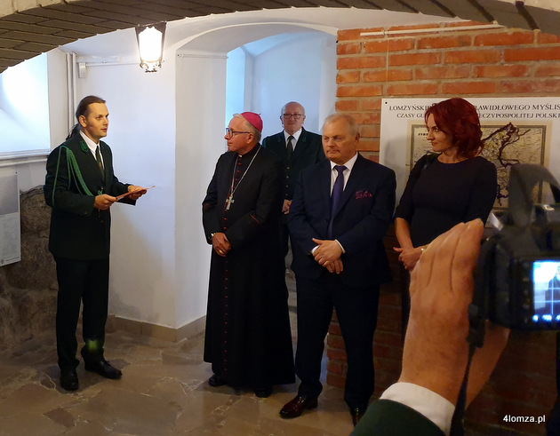 Rafał Chodorowski Łowczy Okręgowy w Łomży wita gości na otwarciu wystawy