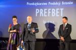 Foto: Dariusz Gomoliszek, Prefbet Sp z o.o. odebrał z rąk Marii Dziekońskiej i Piotra Kaczyńskiego statuetkę 
