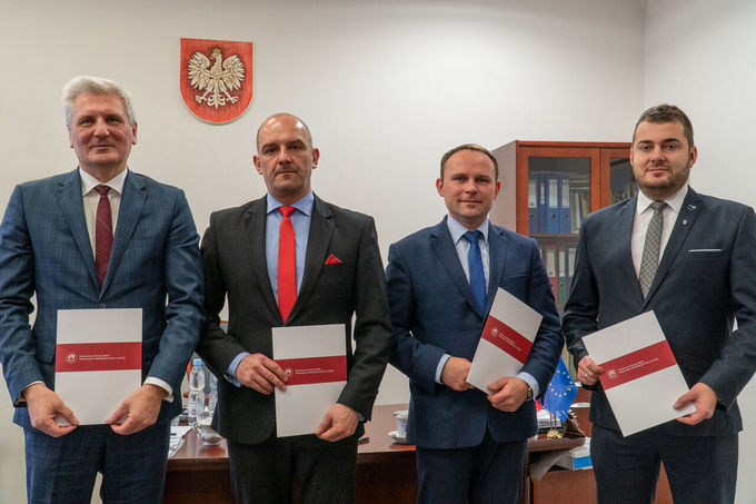 Od lewej: rektor PWSIiP dr hab. Dariusz Surowik, wójt gminy Piątnica Artur Wierzbicki, wójt gminy Łomża Piotr Kłys oraz prezydent Łomży Mariusz Chrzanowski (fot. PWSIiP Łomża)